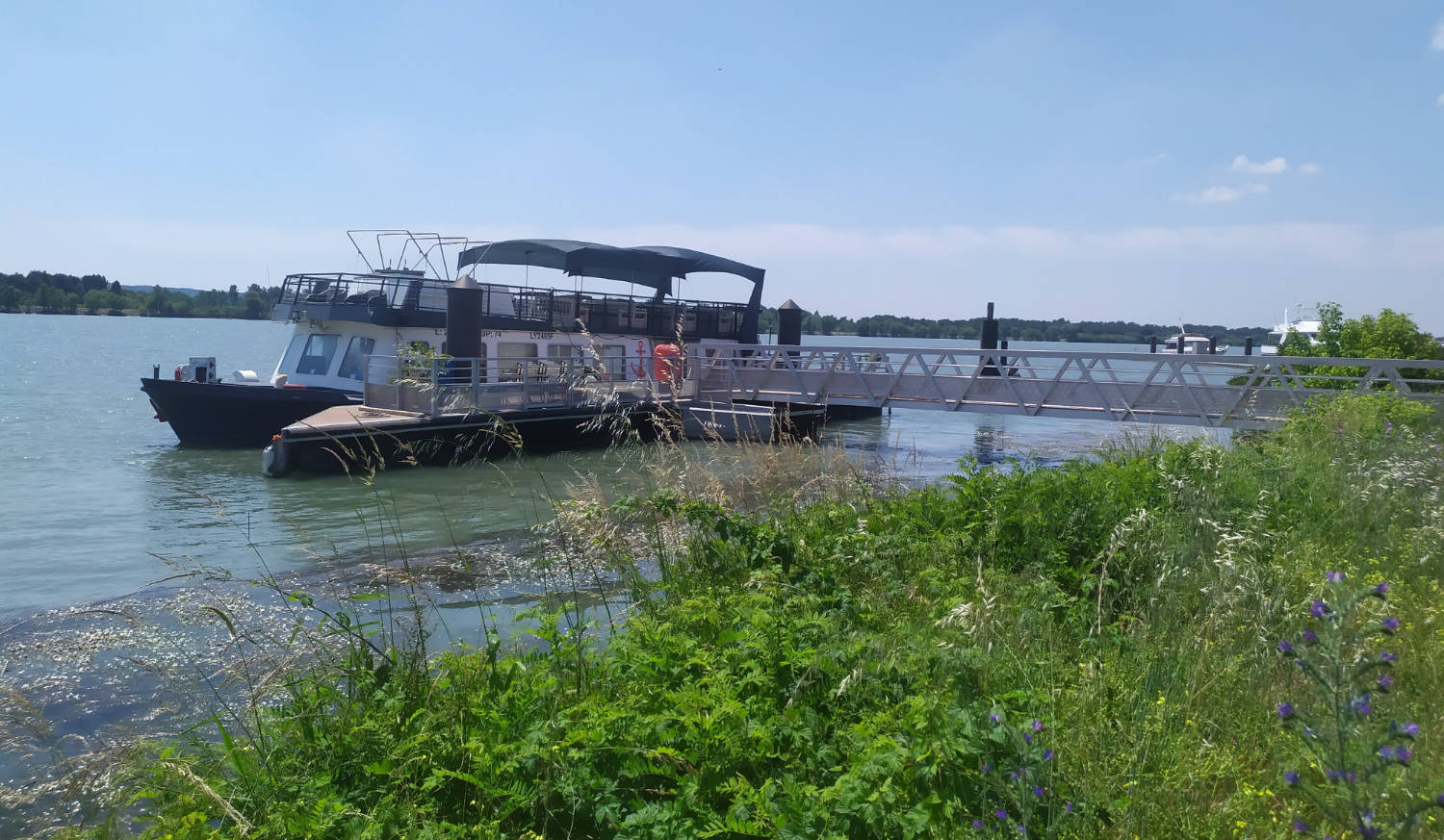 Halte fluviale d'Aramon où sont amarrés bateaux et péniches