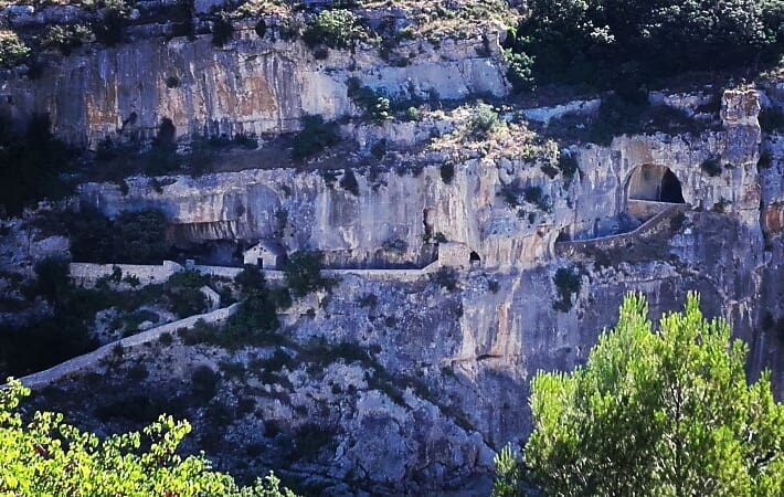 Vue depuis les gorges du Gardon sur le flanc de falaise et la grotte Saint Vérédème